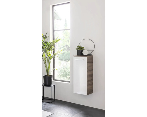 Salle de bains avec un meuble haut suspendu en blanc et aspect bois, décoré d'une plante et d'un objet décoratif.