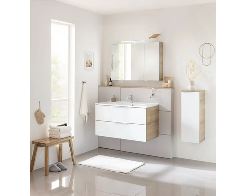 Badezimmer mit Waschtisch, Spiegelschrank und Hochschrank in Holzoptik und Weiss