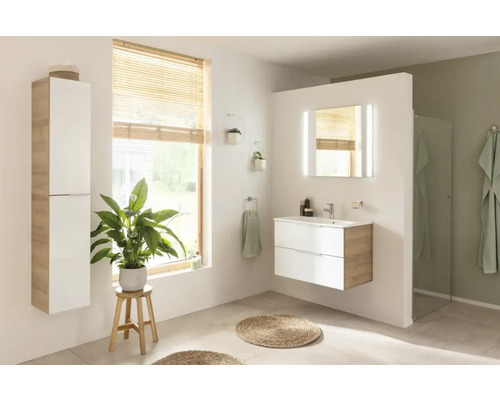 Badezimmer mit Waschtisch, Spiegel mit Beleuchtung, Hochschrank und Dekoration