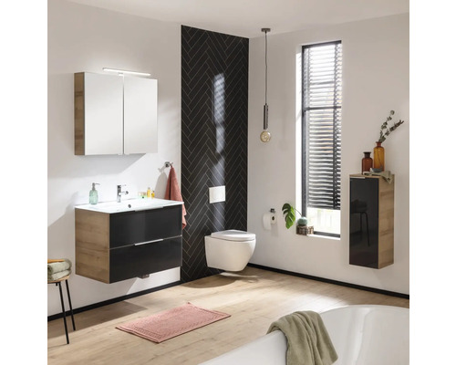 Salle de bains avec lavabo, armoire de toilette, WC et baignoire dans un design clair et organisé