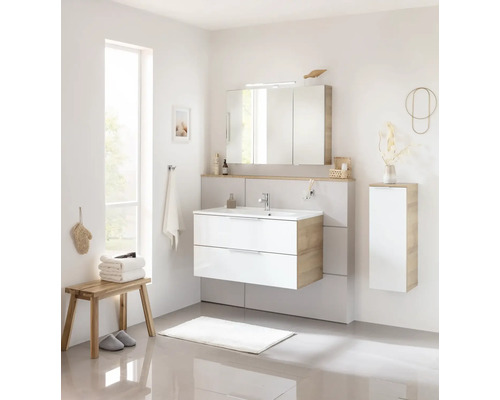 Salle de bains lumineuse avec lavabo, armoire de toilette et armoire haute aspect bois