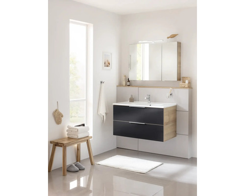 Salle de bains moderne avec meuble-lavabo, armoire de toilette et éléments en bois pour une ambiance claire et conviviale.