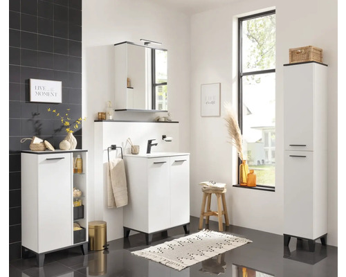 Salle de bains avec lavabo, armoire de toilette, armoire haute et meuble bas dans un design clair et convivial