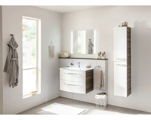 Badezimmer mit Waschtischunterschrank, Spiegel, Hochschrank und Handtüchern