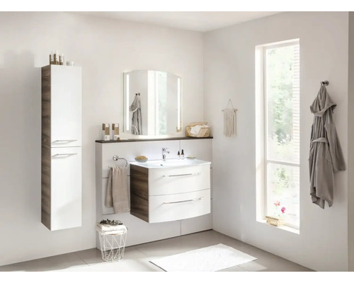 Badezimmer mit Waschtischunterschrank, Spiegelschrank, Hochschrank und Fenster für ein helles und modernes Ambiente