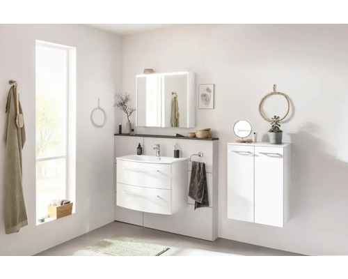 Salle de bain lumineuse avec meuble-lavabo, miroir et armoire suspendue pour un aménagement de salle de bain moderne