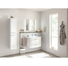 Salle de bains lumineuse avec lavabo, miroir, armoire haute et porte-serviettes