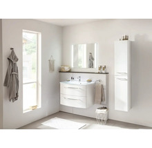 Salle de bains lumineuse avec lavabo, miroir, armoire haute et linge de bain pour une ambiance conviviale.