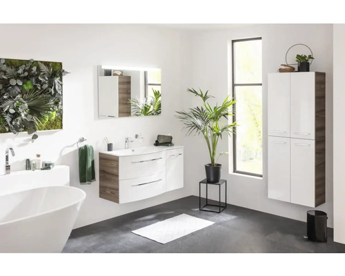 Salle de bains avec baignoire, meuble-lavabo, armoire de toilette et armoire haute dans un design lumineux