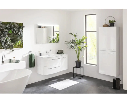 Modernes Badezimmer mit Badewanne, Waschtisch, Spiegel, Hochschrank und Pflanzendekoration