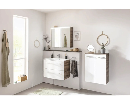 Salle de bain moderne avec meuble-lavabo, armoire de toilette et armoire suspendue pour une ambiance lumineuse et organisée.