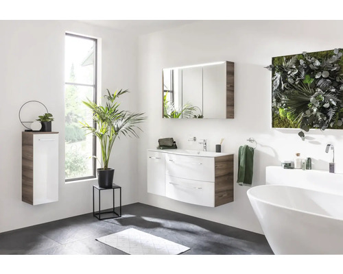 Modernes Badezimmer mit Waschtisch, Spiegelschrank, Hochschrank und freistehender Badewanne.