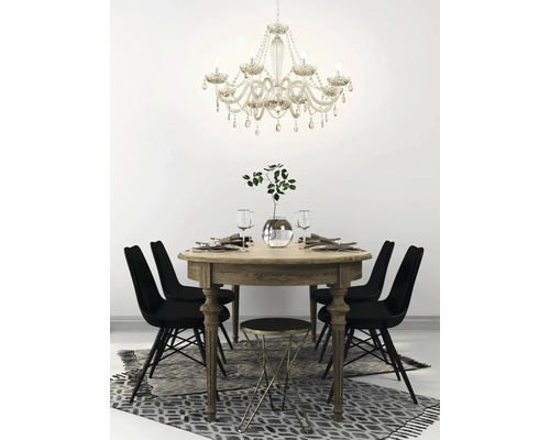 Esszimmer mit Holztisch, Stühlen, Teppich und Kristalllüster