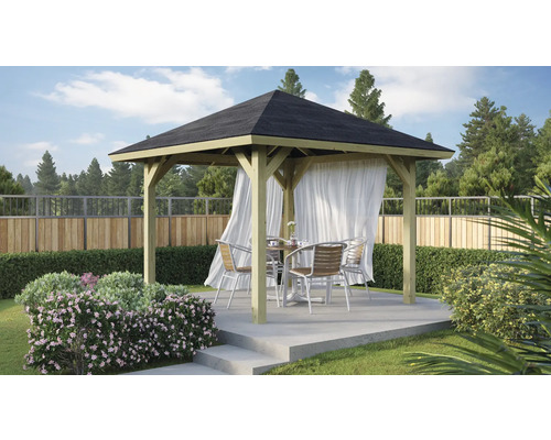 Pavillon de jardin en bois avec rideaux, table et chaises dans le jardin