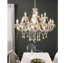 Lustre en cristal au-dessus d''une table à manger dans un intérieur