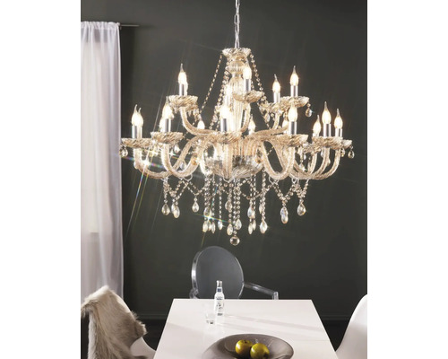 Kristalllüster über Esstisch im Interieur