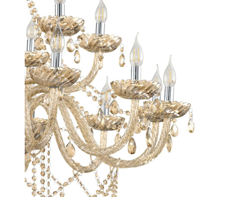 Detailansicht eines Kronleuchters mit Leuchtmitteln und Kristallanhängern