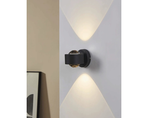 Moderne Wandleuchte mit zwei Lichtkegeln für Innenräume