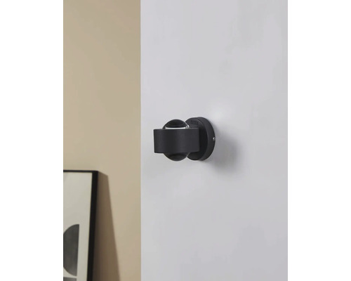 Schwarzer Türstopper an einer weißen Tür