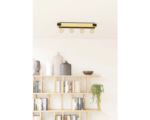 Deckenleuchte mit vier Glühbirnen über einem Bücherregal
