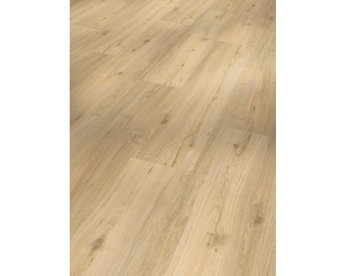 Verlegter Laminatboden in Holzoptik.