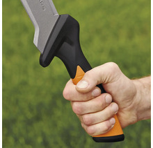 Nahaufnahme einer Hand, die eine Fiskars Machete hält