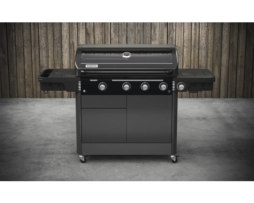 Barbecue à gaz foncé avec quatre brûleurs et tables d''appoint.