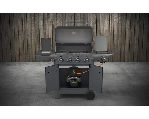 Gasgrill mit geöffnetem Deckel, Seitentischen und einer Gasflasche im Unterschrank