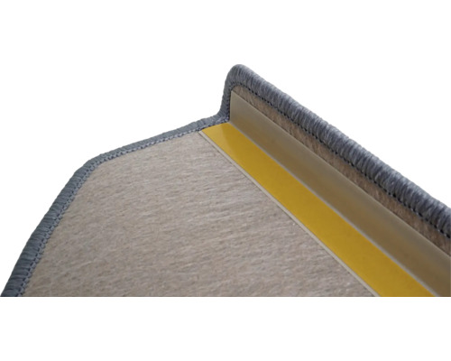 Detailansicht einer Treppenstufe mit Teppichbelag und Montageband.