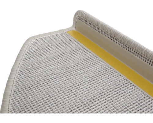 Detail einer Treppenstufe mit Teppichbelag und Antirutschband