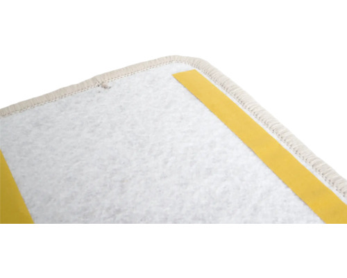 Detailaufnahme einer Teppichrückseite mit Klebestreifen zur Befestigung.