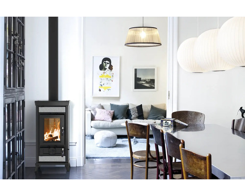 Wohnzimmer mit Kaminofen, Sofa und Esstisch