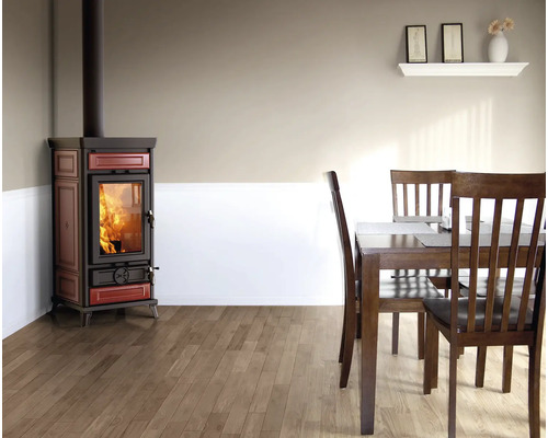 Esszimmer mit Kaminofen, Holztisch und Stühlen auf Holzboden