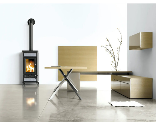 Salon avec poêle à bois, bureau et meubles en bois au design moderne