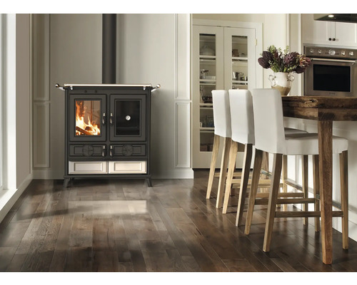 Cuisine avec poêle à bois, tabourets de bar et ustensiles de cuisine