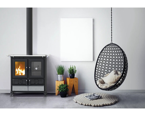 Salon avec poêle à bois, fauteuil suspendu et décoration