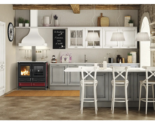 Cuisine de campagne lumineuse avec cuisinière, îlot de cuisine et suspensions