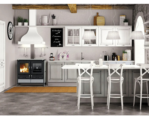 Cuisine de style campagnard avec cuisinière, hotte, placards hauts, comptoir et tabourets de bar.