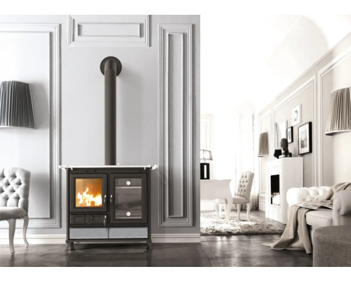 Salon avec poêle à bois et conduit de fumée