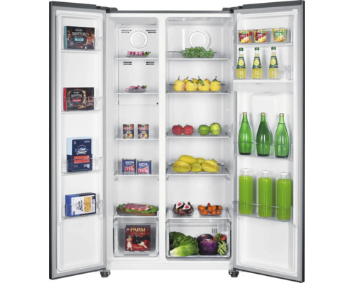 Geöffneter Side-by-Side Kühlschrank mit Lebensmitteln auf den Regalen