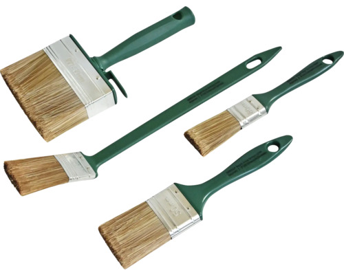 Différents pinceaux de peintre et brosses plates pour travaux de peinture