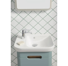 Meuble-lavabo avec meuble bas, robinetterie et miroir dans une salle de bains