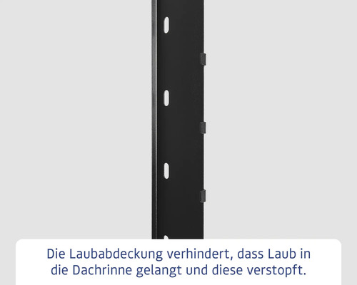 Detailansicht einer schwarzen Dachrinnenabdeckung zur Laubabwehr.
