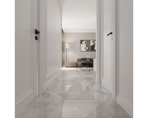 Vue du couloir avec portes blanches, sol en marbre et salon en arrière-plan