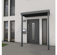 Haustür mit Vordach vor einem Wohnhaus