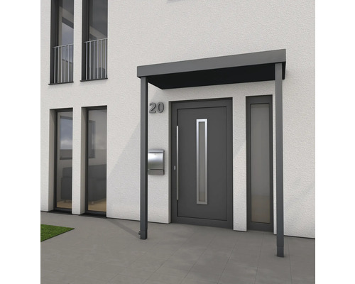 Haustür mit Vordach vor einem Wohnhaus