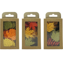 Dekorative Holzfiguren in Verpackung mit Herbstmotiven