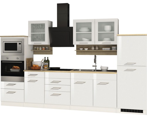 Cuisine complète avec armoires, hotte aspirante, évier et appareils électriques.