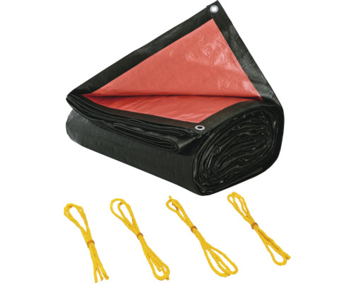 Une bâche, partiellement enroulée, avec des œillets et quatre cordes de fixation.