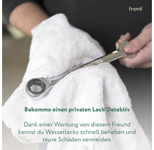 Ein Schraubenschlüssel liegt auf einem weißen Handtuch.